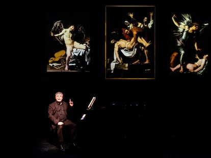 El músico y compositor Xavier Albertí, durante su interpretación de su propuesta musical 'Caravaggio, Vermeer y Velázquez', en el Teatro de la Comedia.