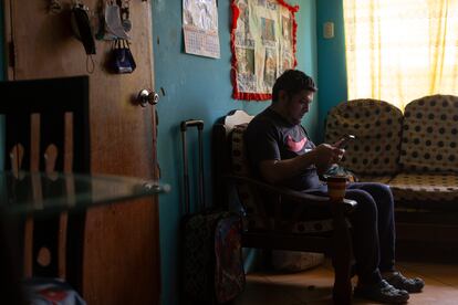 Jonathan Gutierrez Juarez (35) se sirve desayuno en su casa en el distrito de Villa El Salvador. Lima, Perú.