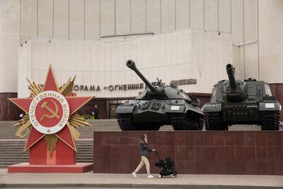 Una mujer pasaba con un carrito de bebé ante el Museo de la batalla de Kursk de Bélgorod (Rusia) el martes. 