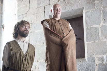 Tyrion Lannister y Varys se quedan al mano de Meereen en ausencia de Daenerys. 