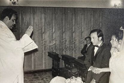 Rodolfo Hernández y Socorro Oliveros durante su boda, en abril de 1972.