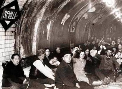 Refugiados en la estación de metro Sevilla, en 1938