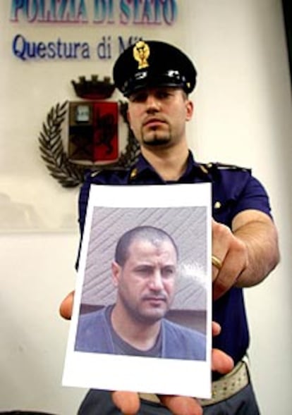 Un policía italiano enseña la foto de Rabie Osman,<i> El Egipcio</i>.