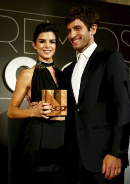 Clara Lago, premio Musa del Año, y el actor Quim Gutiérrez.