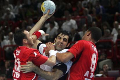 Rubén Garabaya trata de lanzar en un partido de clasificación para los Juegos Olímpicos de Pekín 2008.