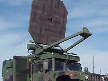 Aspecto de la antena que emite el rayo de calor, montada sobre un todoterreno militar.