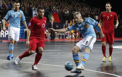 Miguel&iacute;n remata ante el portugu&eacute;s Ricardo Fernandes.