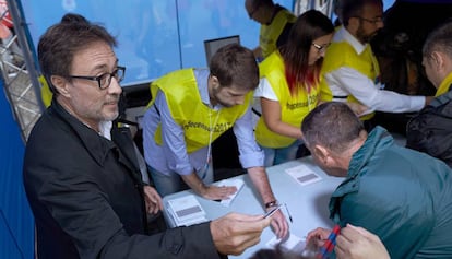 Agustí Benedito, en una de sus carpas de recogida de firmas para la moción de censura.