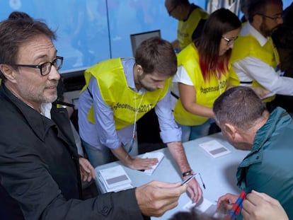 Agust&iacute; Benedito, en una de sus carpas de recogida de firmas para la moci&oacute;n de censura.