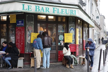 Le Bar Fleuri se encuentra en el número 1 de la Rue du Plateau, en París.