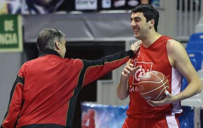 Shermanidi bromea con el técnico Abós.