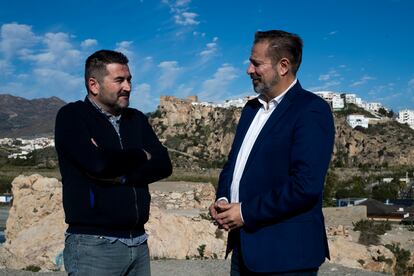 José Berto Casares (i) y Plácido Leyva (d) delante del castillo de Salobreña.