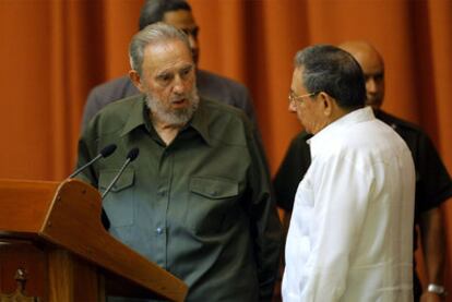 Fidel Castro, vestido con el uniforme militar verde oliva, habla con su hermano Raúl durante la sesión del Parlamento cubano en la que reapareció el ex presidente después de cuatro años de ausencia por enfermedad.