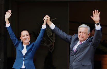 Claudia Sheinbaum y López Obrador saludan antes de dar una conferencia de prensa en Palacio Nacional, el 10 de junio.