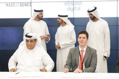 Òscar Flores, CEO de Made of Genes, firma con Saleh Abdullah Al Abdooli, CEO de Etisalat, el convenio de colaboración en presencia del Jeque Hamdan bin Mohammed bin Rashid Al Maktoum, príncipe heredero de Dubai (detrás, en el centro).