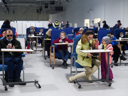 Ciudadanos ucranios en las instalaciones del Hospital Enfermera Isabel Zendal de Madrid, el 15 de marzo.