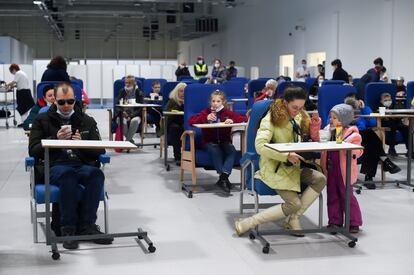 Ciudadanos ucranios en las instalaciones del Hospital Enfermera Isabel Zendal de Madrid, el 15 de marzo.