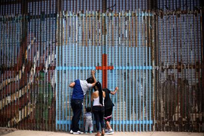 Una familia conversa con familiares a través de la valla fronteriza entre México y Estados Unidos, en Tijuana (México), el 2 de julio de 2016.