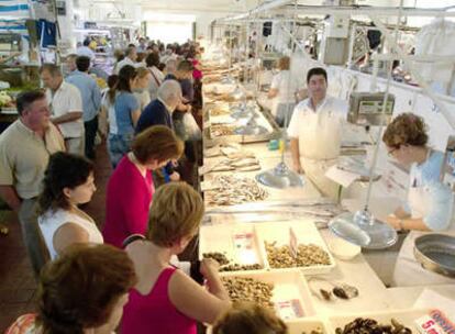 Imagen de archivo de una pescadería del mercado del Carmen, en Huelva