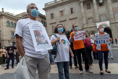 Concentración de familiares de usuarios de residencias protestan contra la gestión durante la pandemia.