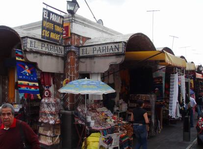 Actividad en El Parian, mercado de artesanías de Puebla, México