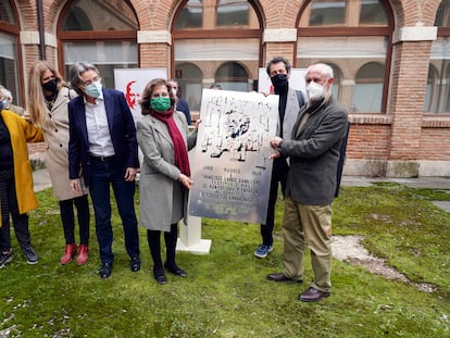 De izquierda a derecha, Manuela Carmena, Pilar Perea, Marta Higueras, Almudena Asenjo, Felipe Llamas y Juan Cueto, en el acto de entrega de la réplica de la placa de Largo Caballero.