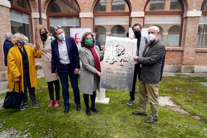 De izquierda a derecha, Manuela Carmena, Pilar Perea, Marta Higueras, Almudena Asenjo, Felipe Llamas y Juan Cueto, en el acto de entrega de la réplica de la placa de Largo Caballero hace dos semanas.