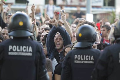 Los indignados no dan tregua a los parlamentarios catalanes que acceden al recinto.