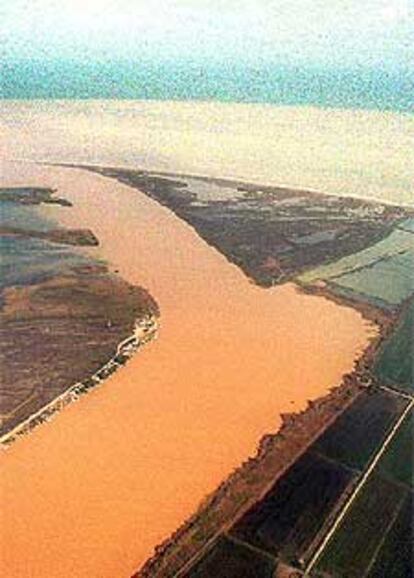 Vista aérea del tramo final del río Ebro.