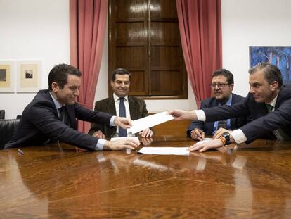 Los líderes del PP Teodoro García Egea, Juan Manuel Moreno Bonilla y de Vox Francisco Serrano y Francisco Javier Ortega Smith-Molina cierran el acuerdo de Gobierno en Andalucia, en diciembre.