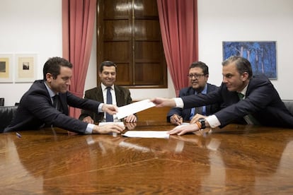 Los líderes del PP Teodoro García Egea, Juan Manuel Moreno Bonilla y de Vox Francisco Serrano y Francisco Javier Ortega Smith-Molina cierran el acuerdo de Gobierno en Andalucia, en diciembre.