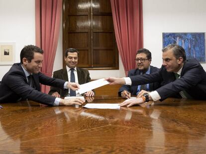 Los líderes del PP Teodoro García Egea, Juan Manuel Moreno Bonilla y de Vox Francisco Serrano y Francisco Javier Ortega Smith-Molina cierran el acuerdo de Gobierno en Andalucia, en diciembre.