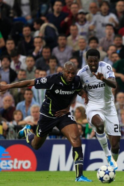 Adebayor pugna con Gallas por el balón durante el partido de fútbol de ida de los cuartos de final de la Liga de Campeones entre Real Madrid y Tottenham, en el que los aficionados ingleses dirigieron cánticos racistas al futbolista togolés.