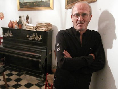 El escritor dramático Miguel Romero 'Esteo', en su casa de Málaga, en 2008.  