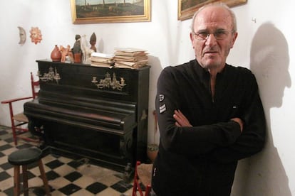 El escritor dramático Miguel Romero 'Esteo', en su casa de Málaga, en 2008.  