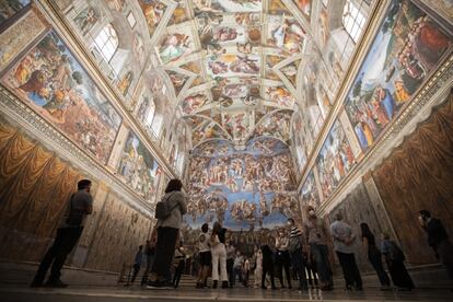 Un grupo de turistas contempla la Capilla Sistina, el día de la reapertura de los Museos Vaticanos.