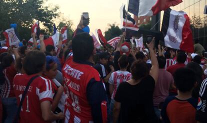Los aficionados del Guadalajara en la entrada del hotel de los futbolistas