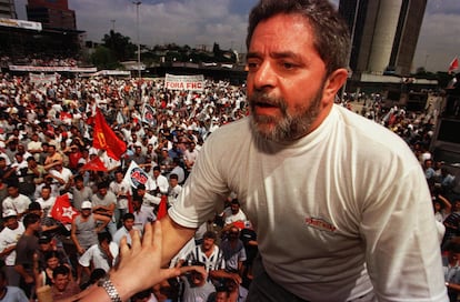 Lula se volvería a presentar como candidato para las elecciones de 1994 y 1998, y es derrotado en ambas por el representante del Partido de la Social Democracia Brasileña (PSDB), el sociólogo Fernando Henrique Cardoso. En la imagen, Lula durante un acto de campaña en 1997. 