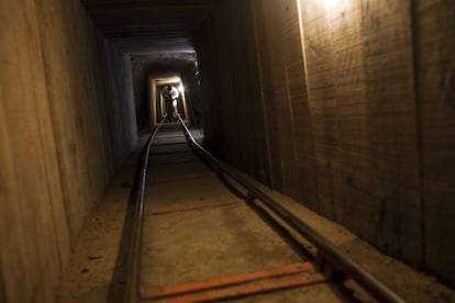Un fotógrafo recorre la galería del túnel bajo Tijuana. No tiene nada que envidiar a una mina, con raíles para el transporte de la droga por sus casi 600 metros de longitud y las paredes reforzadas por tablones.