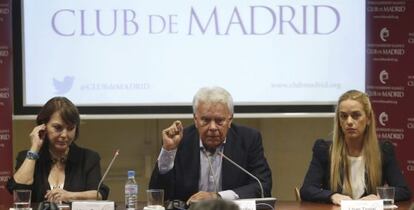 El expresidente del Gobierno Felipe González junto a Lilian Tintori (a la derecha) y Mitzy Capriles este miércoles en Madrid. E