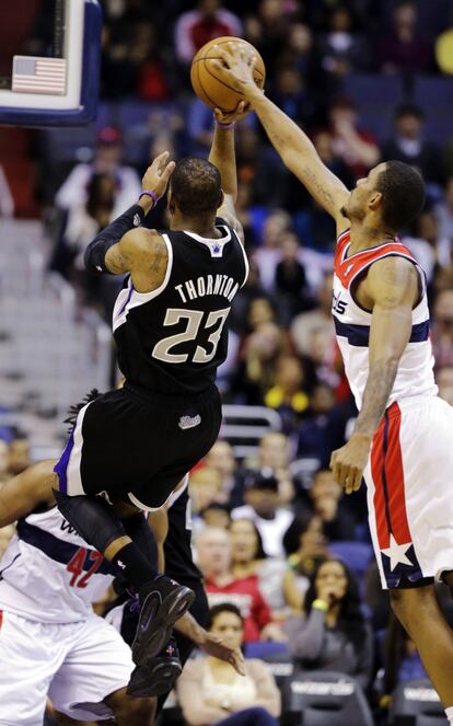 Trevor Ariza, de los Wizards, tapona el lanzamiento de Marcus Thornton, de los Kings.