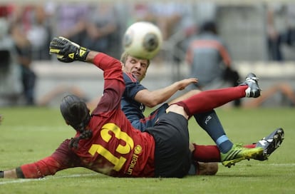 Pinto, portero del Barça, bloquea a Thomas Müller, la apuesta de Guardiola como falso 'nueve', durante el amistoso.