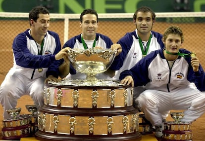 El equipo espa&ntilde;ol, con la Copa Davis del a&ntilde;o 2000.