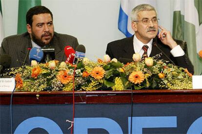 El presidente de la OPEP, Ahmad Fahd al Sabah (izquierda), en la rueda de prensa posterior a la reunión.