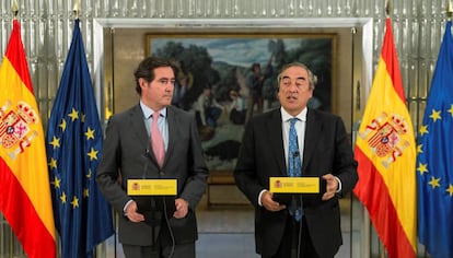 El presidente de la CEOE, Juan Rosell (d), y de CEPYME, Antonio Garamendi.