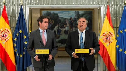 El presidente de la CEOE, Juan Rosell (d), y de CEPYME, Antonio Garamendi. 