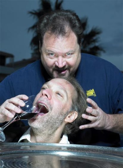 Burrell (de pie) bromea con Nicotero.