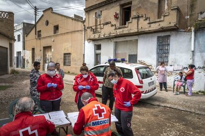 El equipo médico despliega sus mesitas y sillas y atiende a la gente tras ganarse su confianza.