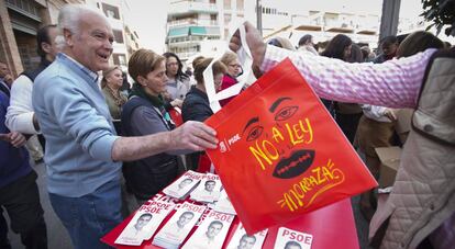 Bolsas de protesta contra la 'Ley Mordaza' en un mitin de Pedro Sánchez