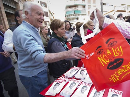 Bolsas de protesta contra la 'Ley Mordaza' en un mitin de Pedro Sánchez